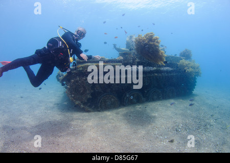 Taucher in einem versunkenen Tank Weg von den Kosten von Aqaba, Rotes Meer-Jordanien Stockfoto