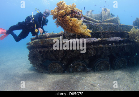 Taucher in einem versunkenen Tank Weg von den Kosten von Aqaba, Rotes Meer-Jordanien Stockfoto