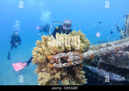 Taucher in einem versunkenen Tank Weg von den Kosten von Aqaba, Rotes Meer-Jordanien Stockfoto