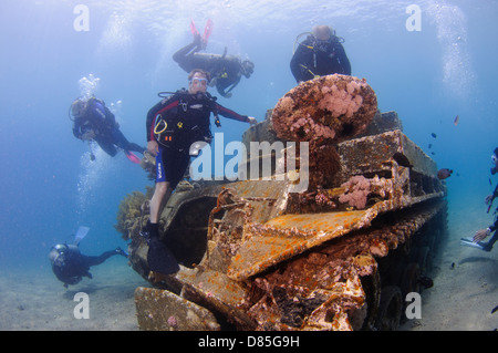 Taucher in einem versunkenen Tank Weg von den Kosten von Aqaba, Rotes Meer-Jordanien Stockfoto