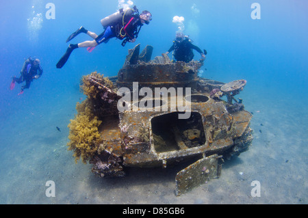 Taucher in einem versunkenen Tank Weg von den Kosten von Aqaba, Rotes Meer-Jordanien Stockfoto