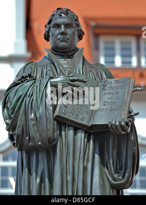 Denkmal von Martin Luther auf dem Marktplatz erinnert an den berühmten Reformator in Wittenberg, die Stadt von Luther, Deutschland, 6. Mai 2013. Wittenberg erlangte Bedeutung als Site des Ministeriums von Martin Luther, Philipp Melanchthon und Lucas Cranach den älteren. Foto: Hendrik Schmidt Stockfoto