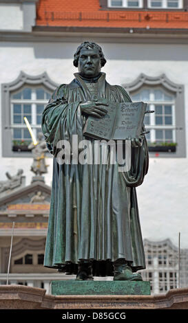 Denkmal von Martin Luther auf dem Marktplatz erinnert an den berühmten Reformator in Wittenberg, die Stadt von Luther, Deutschland, 6. Mai 2013. Wittenberg erlangte Bedeutung als Site des Ministeriums von Martin Luther, Philipp Melanchthon und Lucas Cranach den älteren. Foto: Hendrik Schmidt Stockfoto