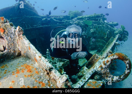 Taucher in einem versunkenen Tank Weg von den Kosten von Aqaba, Rotes Meer-Jordanien Stockfoto