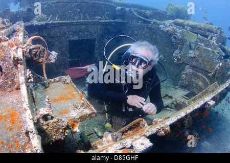 Taucher in einem versunkenen Tank Weg von den Kosten von Aqaba, Rotes Meer-Jordanien Stockfoto