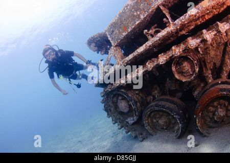 Taucher in einem versunkenen Tank Weg von den Kosten von Aqaba, Rotes Meer-Jordanien Stockfoto