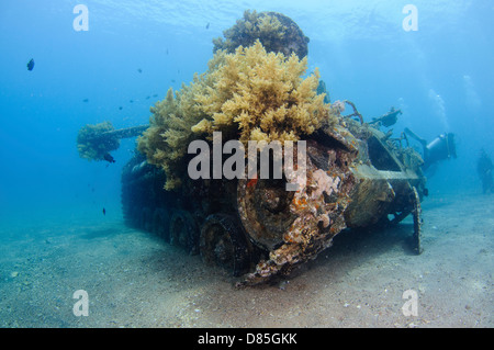Taucher in einem versunkenen Tank Weg von den Kosten von Aqaba, Rotes Meer-Jordanien Stockfoto