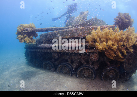 Taucher in einem versunkenen Tank Weg von den Kosten von Aqaba, Rotes Meer-Jordanien Stockfoto