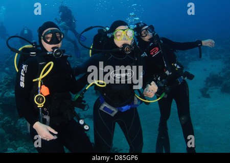 Eine Gruppe von drei Taucher posiert für die Kamera Bilder aus dem Monat im Roten Meer Aqaba, Jordanien Stockfoto