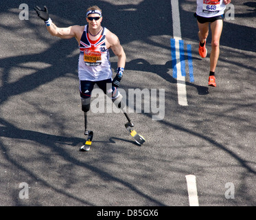 Richard Whitehead London 2012 200 m Paralympischen Meister läuft London Marathon 2013 England Europa Stockfoto