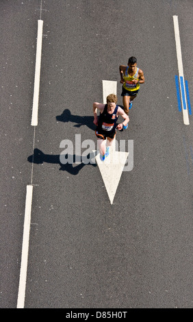 Zwei London Marathon 2013 Sportler Läufer Konkurrenten England Europa Stockfoto
