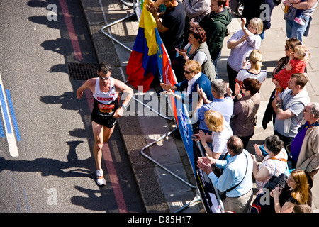 London Marathon 2013 Konkurrent Beifall von Zuschauern am Victoria Embankment England Europa Stockfoto