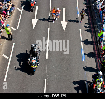 Blinden und sehbehinderten Läufer und sehenden Anleitung, Victoria Embankment 2013 London Marathon England Europa Stockfoto