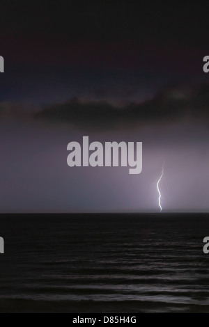 Blitz in Ferne über das Meer in der Nacht Stockfoto