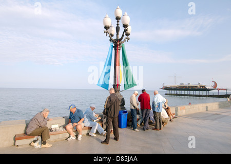 Alte Männer spielen Schach am Meer Jalta, Krim, Ukraine, Osteuropa Stockfoto