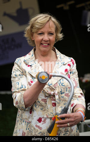 London, UK, 20.05.2013: 2013 RHS Chelsea Flower Show. Drachen Den Investor Deborah Meaden präsentiert die RHS Chelsea Flower Show Produkt des Jahres 2013. Bild von Julie Edwards Stockfoto