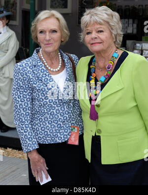 London, UK, 20.05.2013: 2013 RHS Chelsea Flower Show. Mary Berry und Judith Chalmers. Bild von Julie Edwards Stockfoto