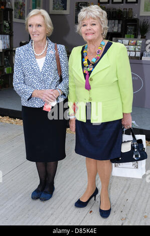 London, UK, 20.05.2013: 2013 RHS Chelsea Flower Show. Mary Berry und Judith Chalmers. Bild von Julie Edwards Stockfoto