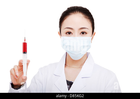 Die junge Ärztin hält eine Spritze Stockfoto