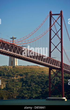 Der Tejo River Bridge auch bekannt als die 25. April-Brücke in Lissabon Stockfoto