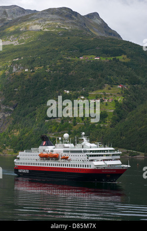 Eine norwegische Kreuzfahrtschiff nähern Geirangerfjord in South Western Norwegen Stockfoto