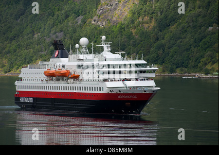 Eine norwegische Kreuzfahrtschiff nähern Geirangerfjord in South Western Norwegen Stockfoto