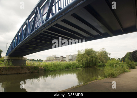 Fußgängerbrücke über River in Northampton Eisen gemacht aussehende von unter Stockfoto