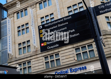 Eine Straße Wegweiser an der Northumberland Street in Newcastle Upon Tyne. Stockfoto