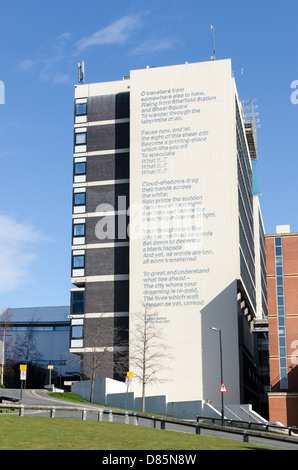 Worten, was passiert, wenn durch Andrew Motion auf der Seite eines Gebäudes an der Sheffield Hallam University Stockfoto