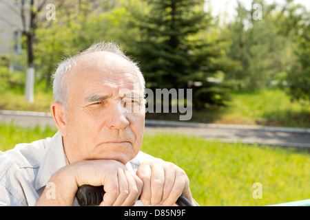 Nahaufnahme Gesicht eines alten Mannes über dem Park-Hintergrund Stockfoto