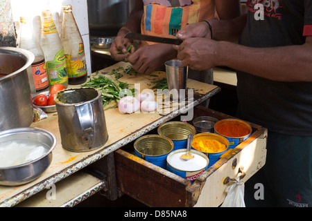 Uttar Pradesh, Indien, New Delhi zurück Straßenszene in der Nähe von New Delhi Railway Station von Männern, die Vorbereitung von Gemüse Stockfoto