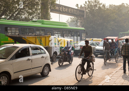 Indien, Neu-Delhi, Uttar Pradesh Straßenszene außerhalb New Delhi Railway Station Stockfoto