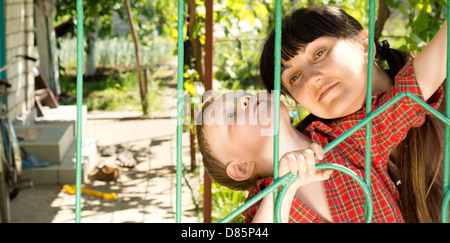 Porträt von Mutter und Kind außerhalb des Hauses spielen hautnah Stockfoto