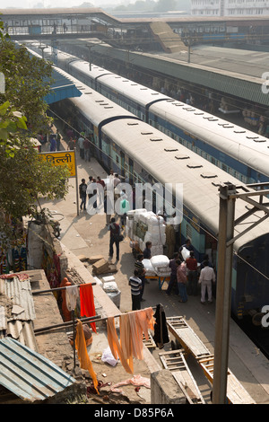 Indien, Uttar Pradesh, New Delhi, erhöhten Blick auf New Delhi Railway Station Stockfoto