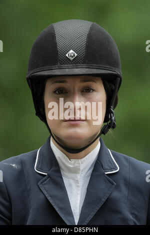 Wiesbaden, Deutschland. 20. Mai 2013. Tochter von Musiker Patti Scialfa und Bruce Springsteen, Jessica Springsteen beteiligt sich an einem Reitturnier in Wiesbaden, Deutschland, 20. Mai 2013. Die Wiesbaden zu reiten und fahren Club (WRFC) organisiert ein jährliches Reitturnier im Schlosspark in Wiesbaden-Biebrich. Foto: FREDRIK VON ERICHSEN/Dpa/Alamy Live-Nachrichten Stockfoto