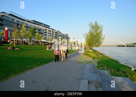 Eurovea Einkaufszentrum mit reichen grünen Rasen Promenade entlang der Donau, Bratislava, Slowakei Stockfoto