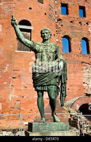 Italien-Piemont-Turin. Porta Palatina Statue des römischen Kaiser Julius Caesar Stockfoto