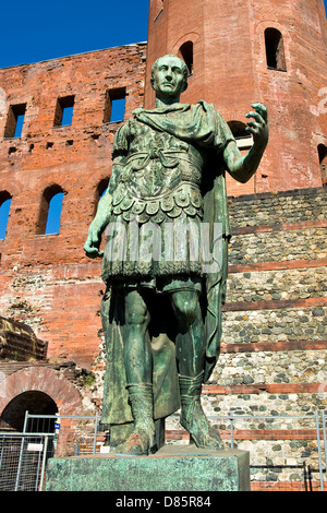 Italien-Piemont-Turin. Porta Palatina Statue des römischen Kaiser Julius Caesar Stockfoto