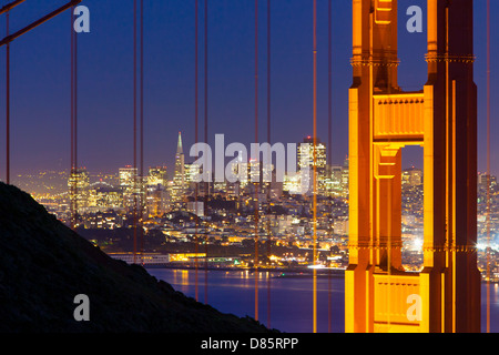 Ein Blick in der Abenddämmerung durch die Golden Gate Bridge in Richtung Innenstadt von San Francisco. IN Kalifornien, USA. Stockfoto