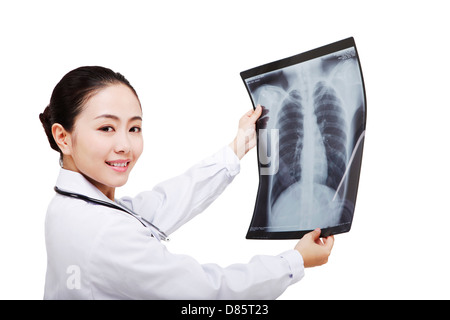 Die junge Frau Doktor Überprüfung X-Ray film Stockfoto