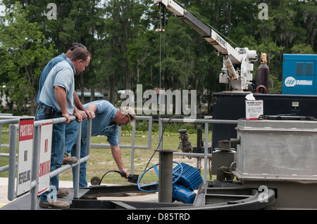 St.Johns River Water Management Division arbeitet auf einer Folie Tor an die Burrell Lock und Damm befindet sich in Leesburg, Florida USA Stockfoto