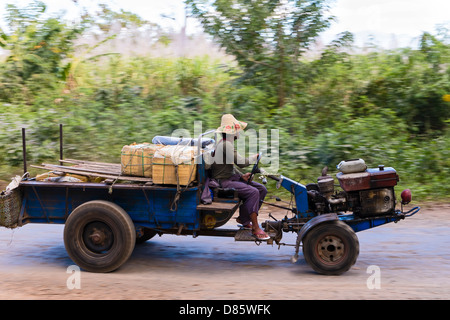 Zwei-Rad-Schlepper in der Nähe von Nyaung Shwe, Myanmar, Asien Stockfoto