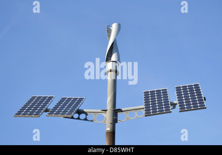 Niedrigen Winkel Ansicht des montierten Solaranlagen vor einem strahlend blauen Himmel. Stockfoto