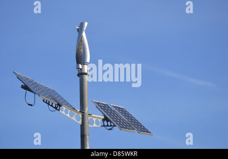 Niedrigen Winkel Ansicht des montierten Solaranlagen vor einem strahlend blauen Himmel. Stockfoto