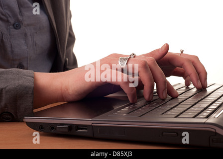 Frau Finger auf der Tastatur des Computers Stockfoto