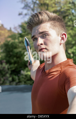 Attraktive junge Mann konzentriert sich auf seine metallische Speerwurf Stockfoto