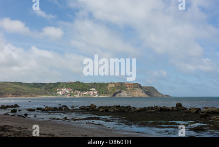 Der Blick vom Strand in Richtung Dorf Runswick Bay, North Yorkshire Stockfoto