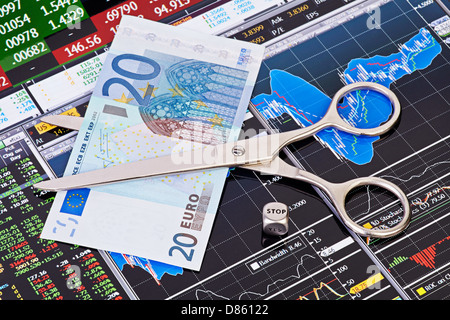 Schere schneiden Euro-Banknote, schnetzelt Cube mit dem Wort STOP Stockfoto