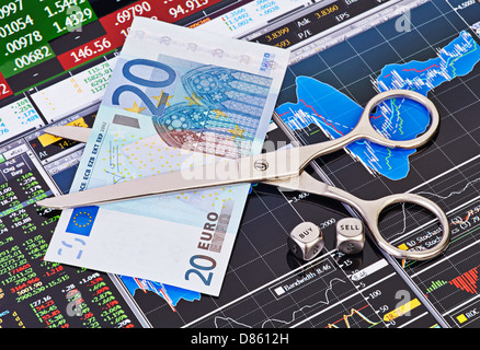 Schere schneiden Euro-Banknote, schnetzelt Cube mit dem Wort verkaufen kaufen Stockfoto