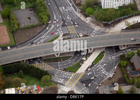 Luftaufnahme von einem großen Kreisverkehr Kreuzung mit vielen Straßenmarkierungen und eine neue Straßenbahn in Oldham Stockfoto